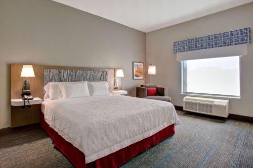 um quarto de hotel com uma cama e uma janela em Hampton Inn & Suites Borger em Borger