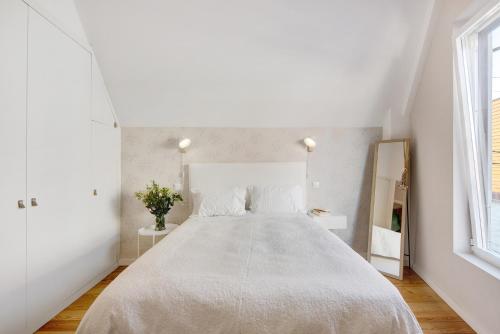 a white bedroom with a large bed in a room at Apartamento T1 - Salina Ria in Aveiro