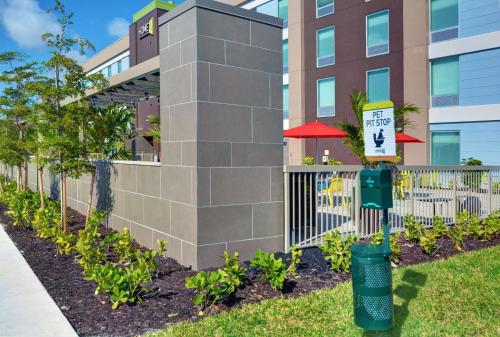 สวนหย่อมนอก Home2 Suites by Hilton Fort Myers Colonial Blvd