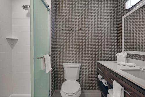 ห้องน้ำของ Home2 Suites by Hilton Fort Myers Colonial Blvd