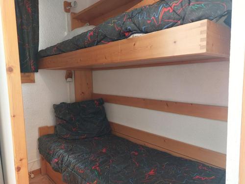 - un lit superposé et un canapé dans une chambre dans l'établissement Studio cabine 4 pers à Vallandry, terrasses sud/ouest, proche pistes et commerces - FR-1-411-137, à Landry