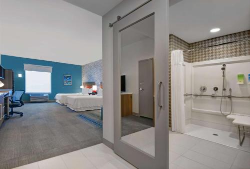 เตียงในห้องที่ Home2 Suites by Hilton Fort Myers Colonial Blvd