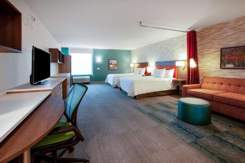 Habitación de hotel con cama y sofá en Home2 Suites By Hilton Lewisburg, Wv, en Lewisburg