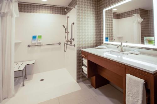 La salle de bains est pourvue d'un lavabo et d'une douche. dans l'établissement Home2 Suites By Hilton Lewisburg, Wv, à Lewisburg