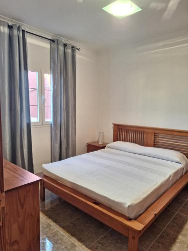 ein Schlafzimmer mit einem großen Bett und einem Fenster in der Unterkunft Casa Islas 1 in Ingenio