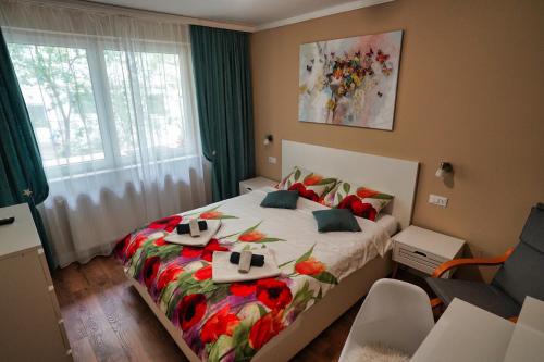 um quarto com uma cama e uma janela em The Zen Den em Cluj-Napoca