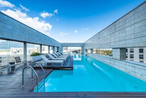 uma piscina no telhado de um edifício em Cape Town Marriott Hotel Crystal Towers na Cidade do Cabo
