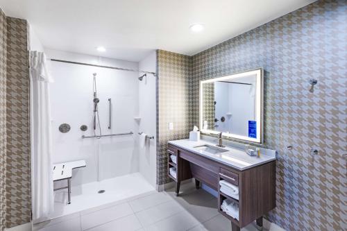 Ένα μπάνιο στο Home2 Suites By Hilton Midland East, Tx