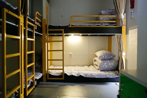 首爾的住宿－夢賓館，宿舍间配有双层床。