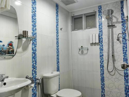 a bathroom with a toilet and a sink and a shower at Satun Sea Balcony in Ban Tanjong In
