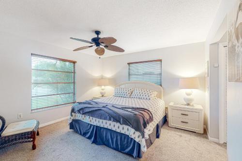 een slaapkamer met een bed en een plafondventilator bij Bahama Blue Retreat in Bradenton