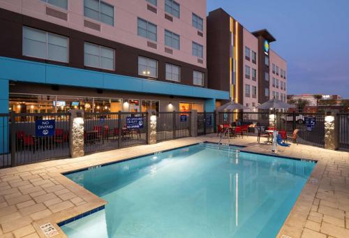 Tru By Hilton Phoenix Glendale Westgate Image