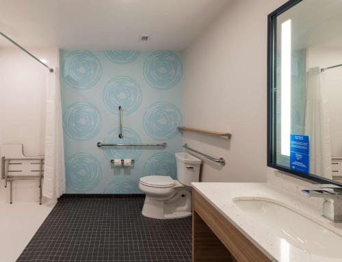 y baño con aseo y lavamanos. en Tru By Hilton Phoenix Glendale Westgate, en Glendale