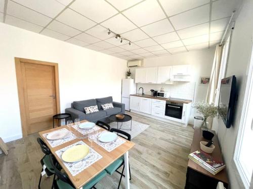 a living room with a table and a kitchen at Ravissant appartement à 50m port + Parking in La Ciotat