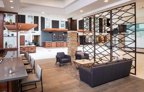 Ruang duduk di Doubletree By Hilton Madison East