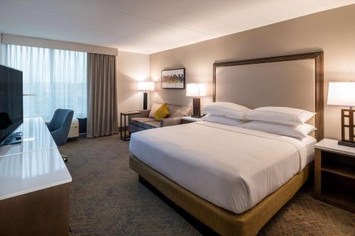 Tempat tidur dalam kamar di Doubletree By Hilton Madison East