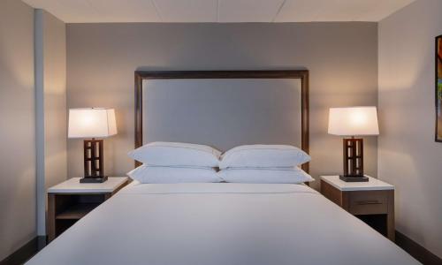 Katil atau katil-katil dalam bilik di Doubletree By Hilton Madison East