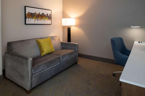 Ruang duduk di Doubletree By Hilton Madison East