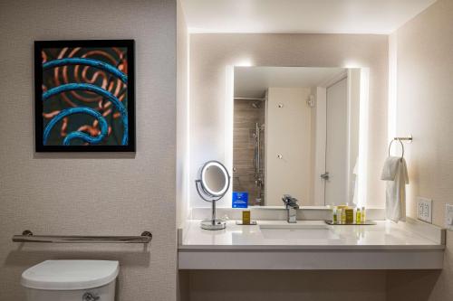 Bilik mandi di Doubletree By Hilton Madison East