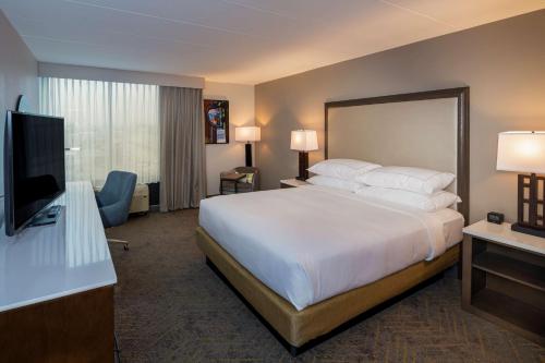 Televisyen dan/atau pusat hiburan di Doubletree By Hilton Madison East