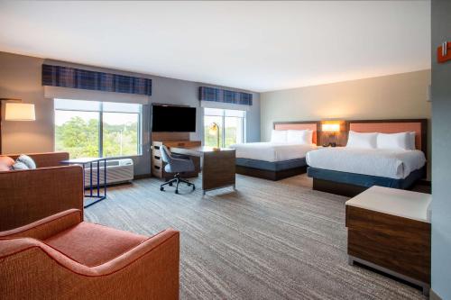 um quarto de hotel com duas camas e uma secretária em Hampton Inn & Suites North Port, Fl em North Port