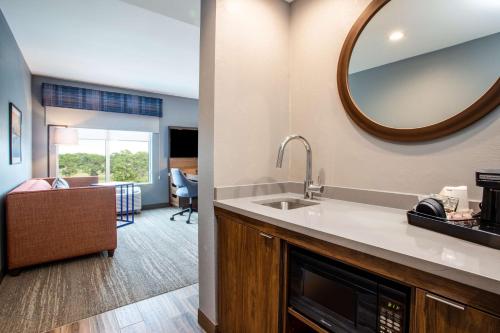 北港的住宿－Hampton Inn & Suites North Port, Fl，厨房配有水槽和镜子