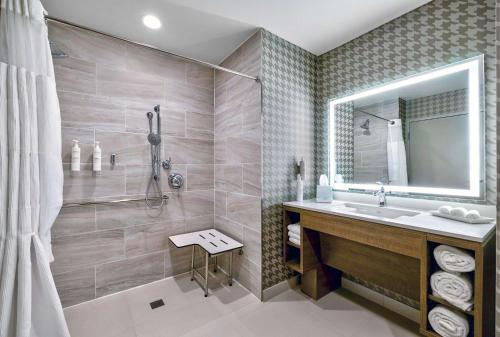 Et badeværelse på Home2 Suites by Hilton Minneapolis Downtown