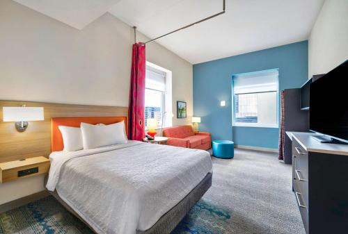 Habitación de hotel con cama y TV en Home2 Suites by Hilton Minneapolis Downtown, en Minneapolis