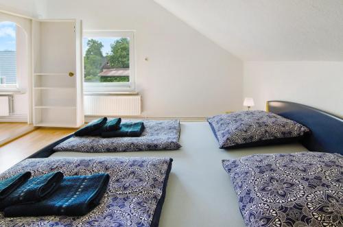 Habitación con 2 camas y 2 almohadas en Villa Fokken Steuermannsquartier, en Esens