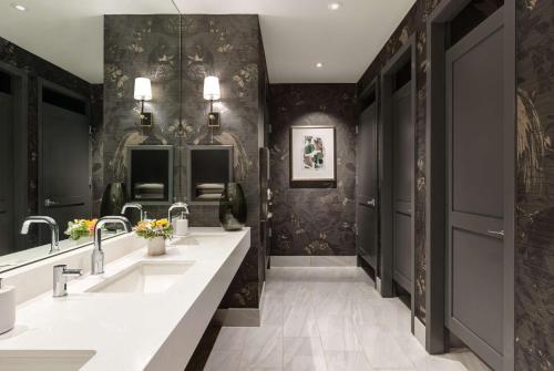 uma casa de banho com 2 lavatórios e um espelho grande em Valley Hotel Homewood Birmingham - Curio Collection By Hilton em Birmingham