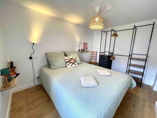 1 dormitorio con 1 cama blanca grande en una habitación en Villa Martha - Appt 01, en Guéthary