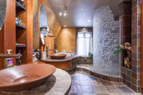 baño grande con 2 lavabos y bañera grande en Amazing 8BR Suites Waterview House & SPA, en Montreal