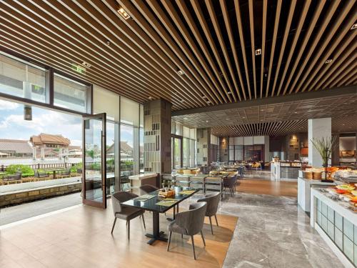 un ristorante con tavolo e sedie e una caffetteria di Hilton Shanghai Songjiang Guangfulin a Songjiang