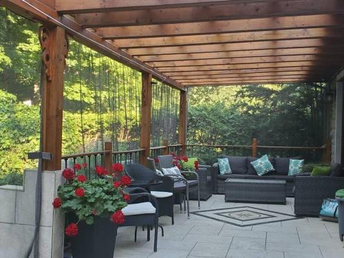 Κήπος έξω από το Amazing 8BR Suites Waterview House & SPA
