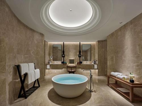 Kylpyhuone majoituspaikassa Hilton Shanghai Songjiang Guangfulin