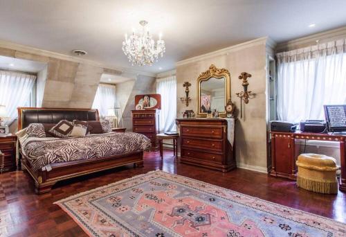 um quarto com uma cama, uma cómoda e um espelho em Amazing 8BR Suites Waterview House & SPA em Montreal