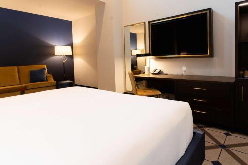 Televisyen dan/atau pusat hiburan di The Exchange Sacramento, Curio Collection By Hilton