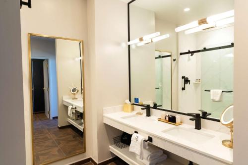 Bilik mandi di The Exchange Sacramento, Curio Collection By Hilton