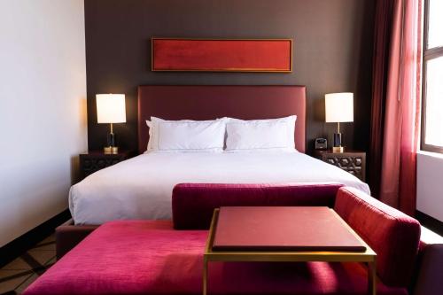 Katil atau katil-katil dalam bilik di The Exchange Sacramento, Curio Collection By Hilton