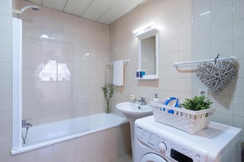 La salle de bains est pourvue d'une baignoire, d'un lavabo et de toilettes. dans l'établissement Cool Flat - City Center near Aliados, à Porto