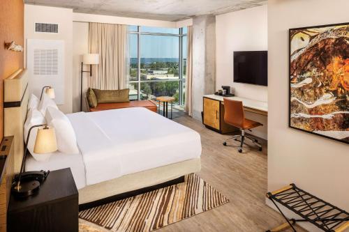 Televisyen dan/atau pusat hiburan di Hotel Melby Downtown Melbourne Tapestry Collection By Hilton