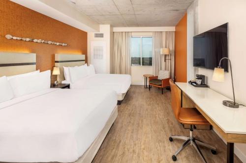 Katil atau katil-katil dalam bilik di Hotel Melby Downtown Melbourne Tapestry Collection By Hilton