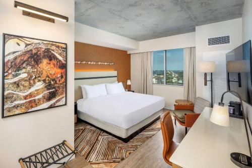 Katil atau katil-katil dalam bilik di Hotel Melby Downtown Melbourne Tapestry Collection By Hilton