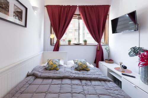 - une chambre avec un lit et une fenêtre dans l'établissement Cool Flat - City Center near Aliados, à Porto