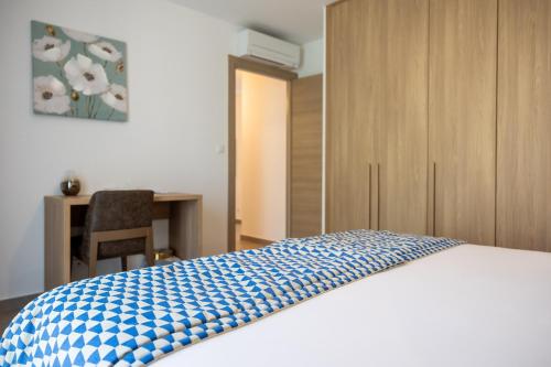 Postel nebo postele na pokoji v ubytování Hôtel Le Bastia