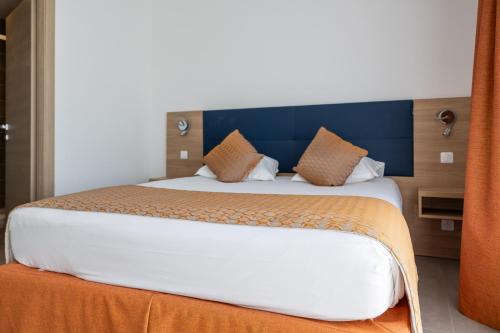 Postel nebo postele na pokoji v ubytování Hôtel Le Bastia