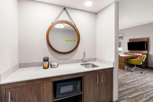 泰格德的住宿－Hampton Inn & Suites Tigard，一间带水槽和镜子的浴室