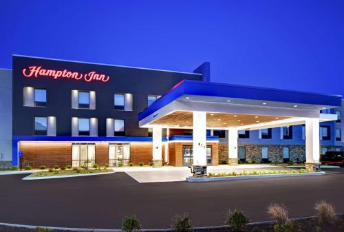 a hotel building with a sign that reads hampton inn at Hampton Inn Cave City, KY in Cave City