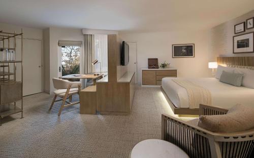 The Belamar Hotel Manhattan Beach, Tapestry by Hiltonにあるテレビまたはエンターテインメントセンター