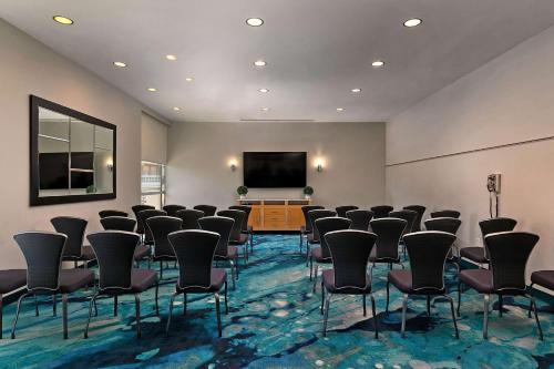 The Belamar Hotel Manhattan Beach, Tapestry by Hiltonにあるテレビまたはエンターテインメントセンター